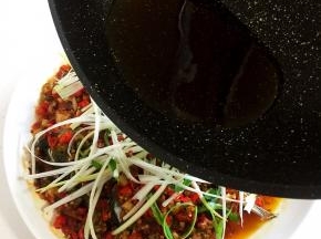 趁热淋在鱼头上即可。