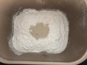 将土司食材，除黄油外的所有食材放入面包机桶内