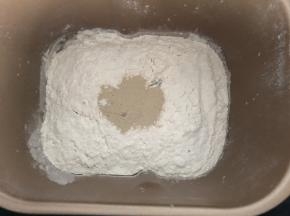 将土司食材，除黄油外的所有食材放入面包机桶内