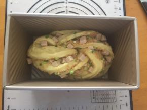 放入450克吐司模具中，放入烤箱二次发酵50分钟