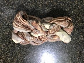 把辫子翻个面，把两头折进来，接头捏紧