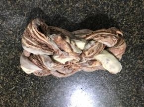 把辫子翻个面，把两头折进来，接头捏紧