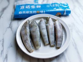 将南极冰鱼段从包装取出，放在室温自然化冻。