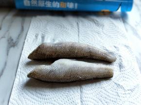 化冻的南极冰鱼段洗干净，放在厨房用纸上将水分擦干。（这个南极冰鱼段真省心，无头，无内脏，买回来清理特别方便，我喜欢，呵呵。）