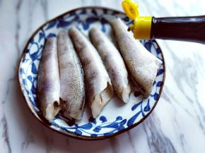 滴入生抽，再次按摩鱼身，使冰鱼段均匀吸收了调味料。