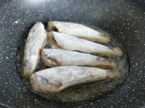 起油锅，加入适量食用油，放入裹上面粉的南极冰鱼段。