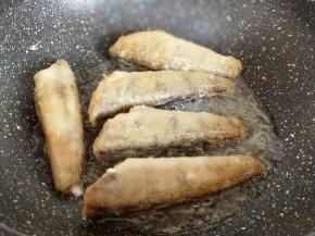 中小火煎鱼，煎至两面金黄夹出备用。