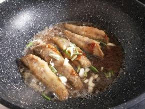 加入纯净水，没过南极冰鱼段为宜，再加入切好的葱姜蒜，盖上盖子将鱼段炖熟，最后收汤即可。（约8分钟样子）