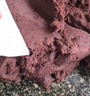 倒入案板上，很烫，用刮刀翻拌至冷