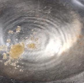 锅中倒入100克清水，放入冰糖，中火熬成糖浆