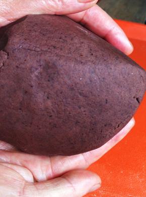 再用手揉成团至冷却