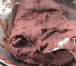 翻拌至不容易粘锅，可以成团即可