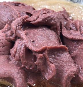 放入红豆泥，小火不停的翻拌