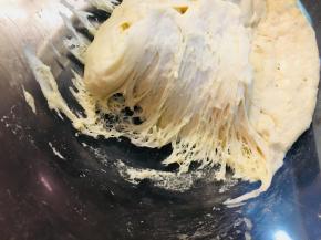 提前一天制作老面，将糖和酵母用温水混合，加入高粉搅拌均匀后，放入5度的冰箱里冷藏一夜。第二天，撕开面团呈蜂窝状。