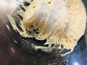 提前一天制作老面，将糖和酵母用温水混合，加入高粉搅拌均匀后，放入5度的冰箱里冷藏一夜。第二天，撕开面团呈蜂窝状。