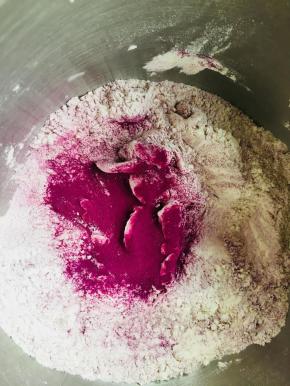 将老面撕成小块。主面团除黄油和盐之外材料与老面混合。揉至出粗膜，加入盐，高速搅打。面团光滑加入黄油。揉至扩展。然后覆盖保鲜膜醒发30分钟。（贴士：如果你更换配种中的蔬菜粉，水果粉，因为吸水性不同，主面团的水量不要一次性加进去。要根据情况酌情增减）