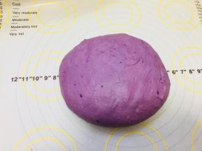 醒发好的面团，轻拍排气，按扁。平均分割成3份