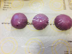 分割好后滚圆，松弛30分钟。这步应该是放置于发酵布上，烤箱里放一杯温水。图忘记拍了。。。。。