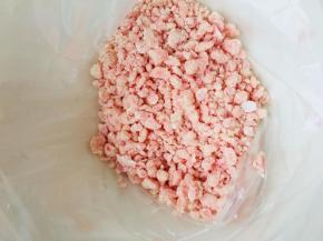 松弛的时间制作酥粒。紫薯是的紫色，我搭配了粉红色的酥粒，也可以根据自己喜欢制作其他颜色，以粉色酥粒为例，黄油15，糖粉25，杏仁粉20，低粉13，草莓粉适量。黄油无需软化，冷藏的黄油直接切成小块，与其他粉类搓成小颗粒，颗粒大小随自己喜好。