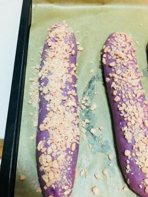 取出冷冻的酥粒，面团喷水，粘上酥粒。进行最后一次发酵。时间大概1个半小时。时间根据面团状态酌情增减。