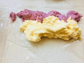 馅料制作非常简单，奶油奶酪软化后加入糖粉搅拌至无颗粒，加入软化的黄油以及调色的水果粉。这次做双色，加完黄油打顺后，分成两部分，只需要一部分加入紫薯粉。取一个保鲜膜，将两个颜色的奶酪平行放置于保鲜膜上。