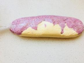 卷起保鲜膜，放置到装好裱花嘴的裱花袋中。