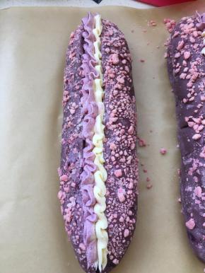 烤好的面团摊凉后，从中间切开。挤入奶酪馅料。