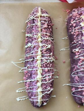 白巧克力软化后，挤于面包上。装饰完毕。这个量就比较随意了。