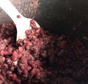 红豆提前泡发，放入高压锅加入同等量的水，焖煮1小时