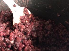 红豆提前泡发，放入高压锅加入同等量的水，焖煮1小时