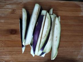 茄子洗净去除蒂切条备用