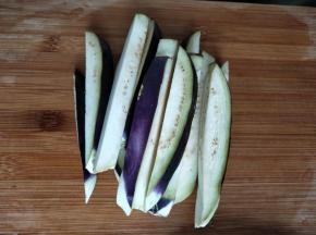茄子洗净去除蒂切条备用