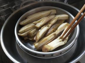 用筷子轻戳能刺穿即可