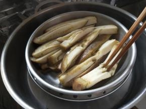 用筷子轻戳能刺穿即可