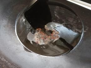 准备一口炒锅，锅烧热倒入花生油，倒入花椒，加热至起泡冒烟