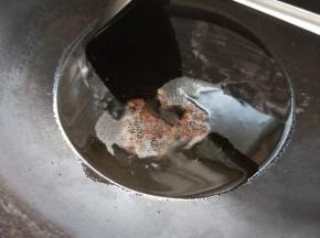 准备一口炒锅，锅烧热倒入花生油，倒入花椒，加热至起泡冒烟