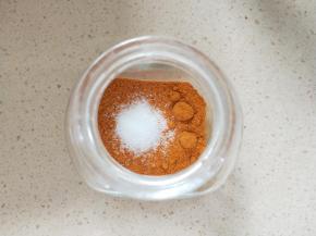 准备一个碗，加入适量的辣椒粉和盐，（我用的是密封玻璃瓶，之后可以密封储存）