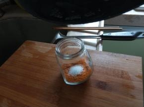 将烧沸热油倒入辣椒粉中，搅拌均匀