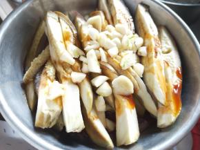 将蒸好的茄子淋上麻油、香醋、酱油、胡椒粉、蒜，再浇上刚做的辣子