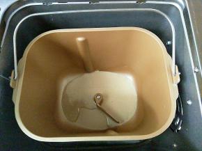 面包机桶倒入常温清水，倒入耐高糖酵母，静置融化