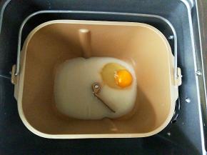 酵母融化后，倒入冰水，打入一个鸡蛋