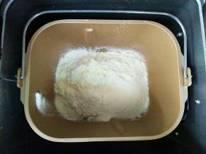 倒入面粉、奶粉，细砂糖，启动第一次揉面程序，10分钟