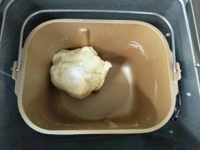 第一次揉面结束，加入食盐，继续揉10分钟