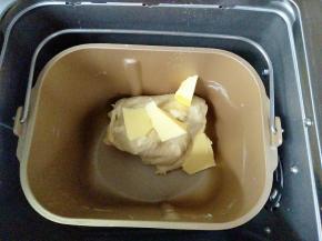 加入黄油，不用事先软化，因为揉面过程磨擦会有温度，黄油会融化，反而加入转化的黄油，揉面时黄油会溅得到处都是