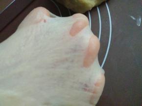揉面结束，面团能拉出透明的薄膜