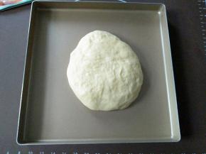 放到金盘中，稍微按扁，盖保鲜膜或布发酵