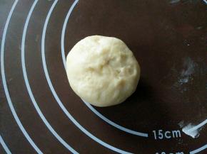 像包包子一样，包住豆沙，捏紧收口处