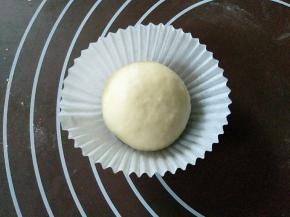 收口朝下放入纸托中