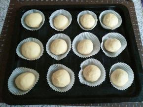 依次包好所有豆沙，均匀码在烤盘中