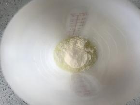 熬糖水的同时，开始打发蛋白，把混合好细砂糖和蛋白粉直接全部倒入蛋清2中，这步大家注意到没有？我用的是硅胶杯装的蛋清，有人可能会怀疑，这么小的硅胶杯能打发蛋白吗？我来告诉你，不仅能打发，而且还会打发的更完全，因为蛋清的量特别少，才24克，用太大的打蛋盆不仅不好打发，还会造成打发不均匀，待会儿倒糖水的时候还会迅速降温，导致蛋白霜打不硬，硅胶杯具有很好的保温性能，不会让蛋白霜马上降温，而且很快就会把蛋白霜打发到我们想要的状态。